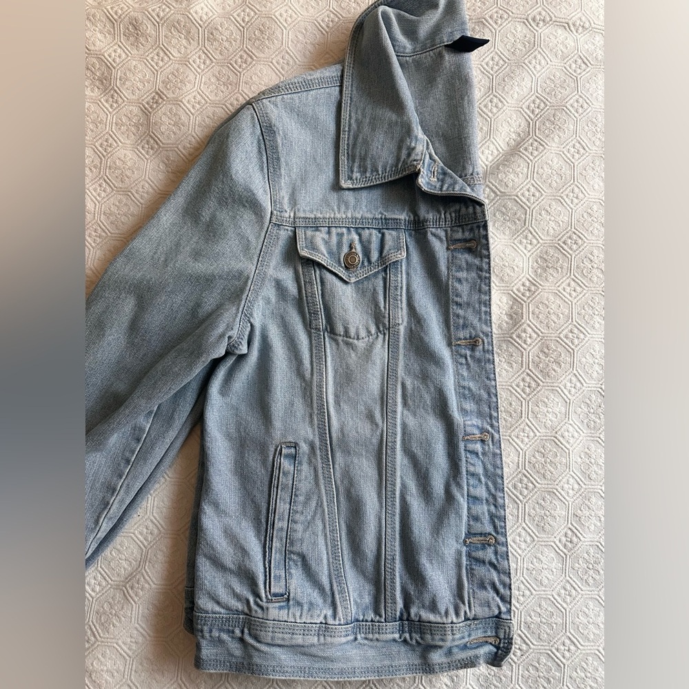 this is an xl denim jacket but it fits like a L